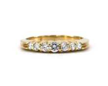 Load image into Gallery viewer, Shared Prong Graduated Diamond Wedding Band