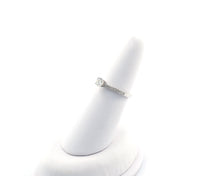 Load image into Gallery viewer, Round Diamond Engagement Ring