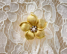 Load image into Gallery viewer, 14K Yellow Gold Flower Pin/Pendant Set With Diamonds