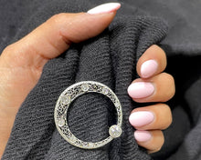 Load image into Gallery viewer, Vintage 14K Yellow Gold, Platinum And Diamond Circle Brooch.