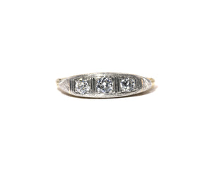 Antique 18K yellow gold ring with platinum top and Old European cut diamonds top.